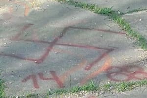 Tras la investigación de un periodista, condenaron al autor de pintadas con símbolos nazis