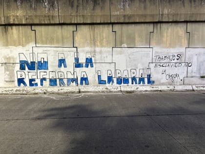 Las pintadas de La Cámpora en contra de la reforma laboral