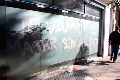 Las pintadas en la puerta del diario El Ciudadano