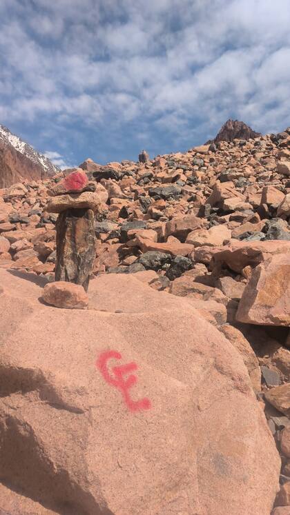 Las pintadas fueron dejadas por integrantes de la congregación El Verbo Encarnado