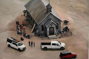 La tragedia de Alec Baldwin en el set de filmación, tema de una serie de pinturas que alborota una feria