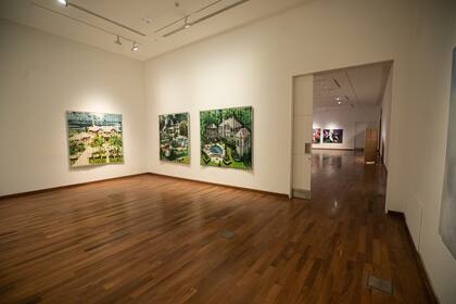 Las pinturas de mansiones sobre chapas de zinc de Diego Figueroa se destacan en el quinto piso del CCK