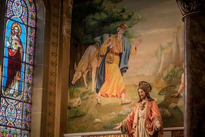 Las pinturas son de la firma Mahlknecht, la misma que trabajó en la catedral de La Plata.