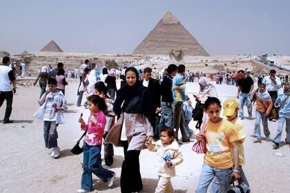Las pirámides están rodeadas de barrios de calles laberínticas y sus explanadas sirven de estacionamiento de buses