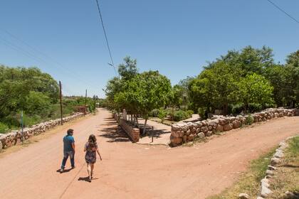 Las pircas de piedra que bordean las calles son un detalle característico de Aicuña, en el oeste riojano.
