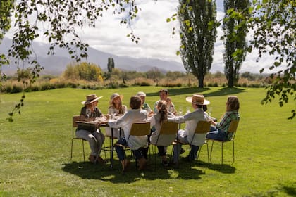 Las Pircas tiene un jardín muy bonito para comer al sol.