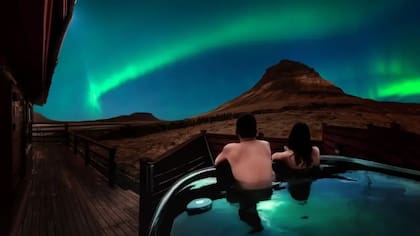 Las piscinas de Islandia, calentadas de forma natural, son miradores perfectos para ver la aurora boreal.