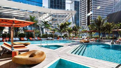 Las piscinas del hotel East en Miami.