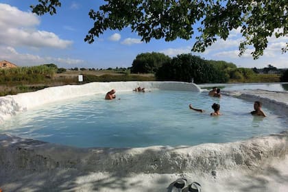 Las piscinas están abiertas de días y de noche, son agrestes y con entrada libre