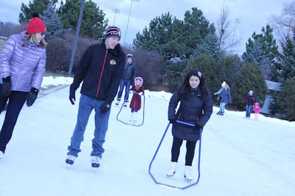 Las pistas de patinaje son perfectas para pasar el invierno y la navidad en familia en Estados Unidos (OrlandPark)