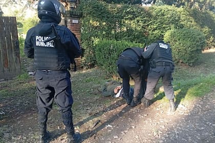 Las pistolas Byrna son utilizadas por efectivos de la fuerza local de Escobar