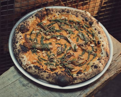 Las pizzas de Chuí se elaboran a la vista y se acompañan con platitos de vegetales muy originales y sabrosos.