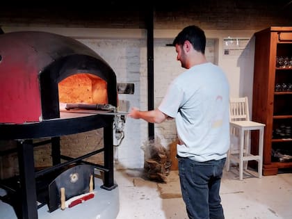 Las pizzas se cocinan en un horno mixto que funciona con leña y también a gas. El horno fue lo primero que se hizo de toda la obra.