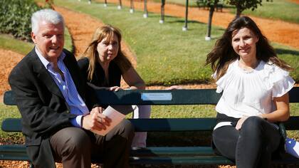 Néstor Avena, junto a su esposa y su hija, en el banco en homenaje a su padre Domingo