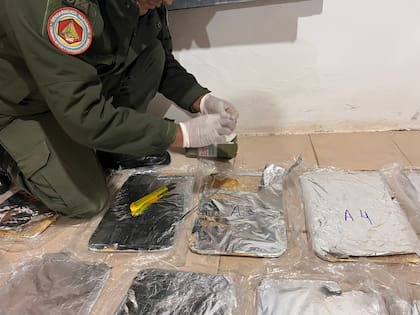 Las placas de aluminio en donde habían escondido la pasta base de cocaína (Prensa Gendarmería)