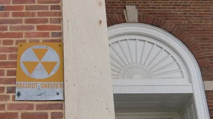 Las placas recuerdan los lugares donde se existían refugios nucleares