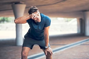 El ejercicio simple que fortalece glúteos, piernas hombros y espalda