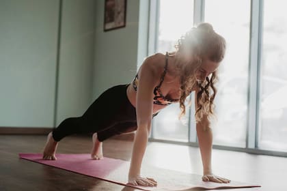 Las planchas son una buena opción para fortalecer el abdomen y la postura