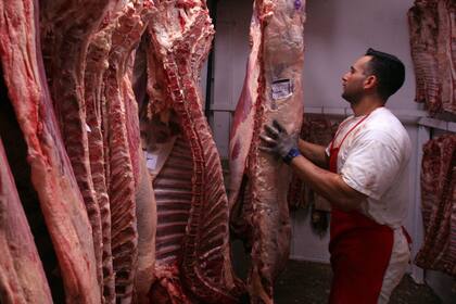 "Las plantas exportadoras de carne cumplen rigurosamente con los protocolos de trabajo, siendo los mismos adecuados para prevenir el contagio y eventual contaminación del producto", indican los expertos