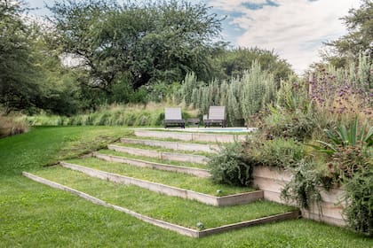 Las plantas suavizan las transiciones y refuerzan la idea general del diseño en los terrenos con desniveles