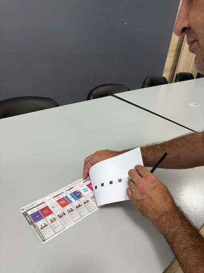 Las plantillas se colocan sobre las boletas y se complementan con un audio que el votante debe descargar.