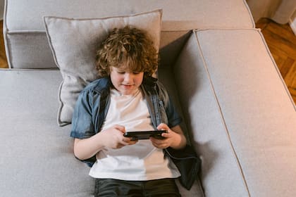 Las plataformas más usadas son YouTube (91%), WhatsApp (88%), TikTok (75%) e Instagram (66%). Facebook y X (ex Twitter) tienen muy bajo uso entre los menores