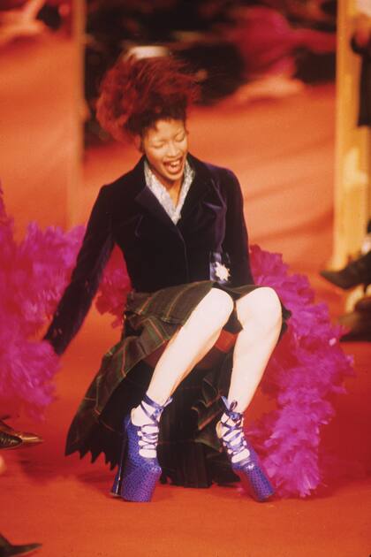 Las plataformas que le provocaron una famosa caída en el desfile de Vivienne Westwood (1993) también podrán verse en el museo.