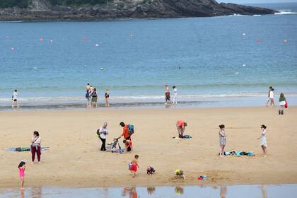 En San Sebastián la gente disfruta de la playa, pero en menos cantidad que otros lugares
