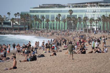 En España también aprovecharon de las playas y el sol en La Barceloneta