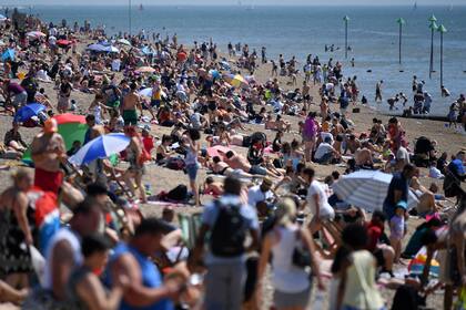 Tras el levantamiento de las restricciones la gente se acercó a las playas de Southend-on-Sea, sureste de Inglaterra 