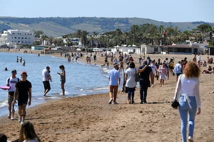 La gente camina por las playas de Santa Severa, cerca de la capital de Italia