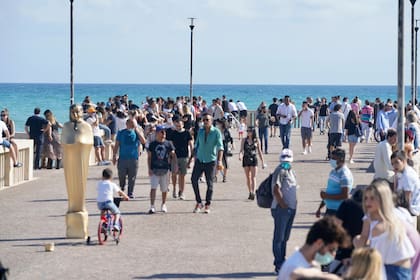 Muchas personas en un muelle de Ostia