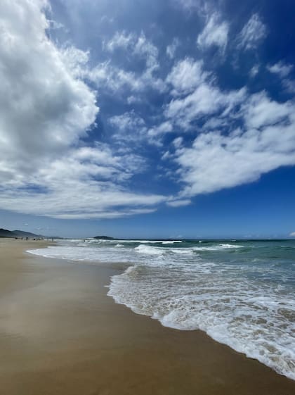 Las playas amplias, arenas claras y aguas cristalinas y algo frías caracterizan a Praia do Campeche