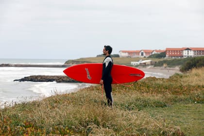 Las playas, con buenas olas, son un imán para surfers