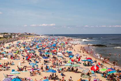 Las playas de Asbury Park se caracterizan por su arena fina y aguas claras, que permiten nadar y realizar deportes acuáticos (Archivo)