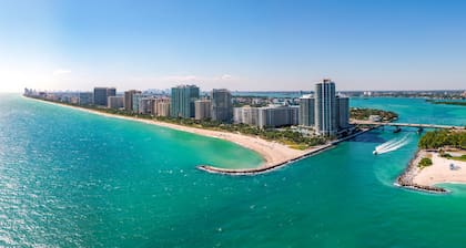 Las playas de Bal Harbour y Surfside figuran entre las más exclusivas, bordeadas de hoteles de lujo.