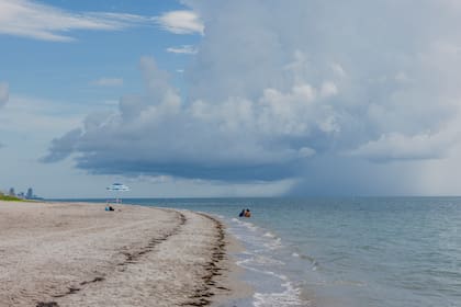 Las playas de Key Biscayne, con algunos veraneantes que se le animaron a la ola de calor