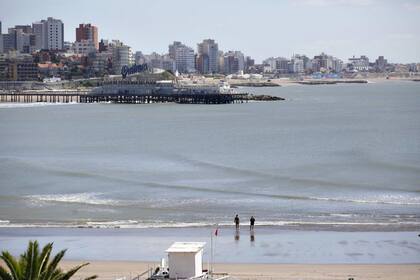 Las playas de la costa sin turistas a la vista en el inicio de la cuarentena; solo hay guardavidas