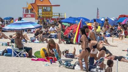 Las playas de Miami se han llenado en medio de la pandemia