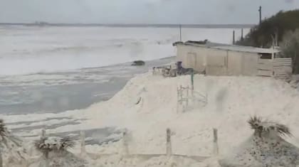 Las playas de Quequén quedaron cubiertas de espuma