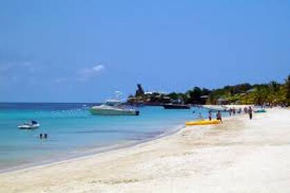 Las playas de Roatán, que desde hace 50 días Escalante y su familia observan sin poder bajar a tierra
