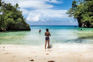 Las playas jamaiquinas, libres de sargazo, invitan a nadar