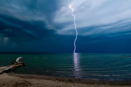Las playas o piletas son conductores para atraer la descarga eléctrica de un rayo durante una tormenta