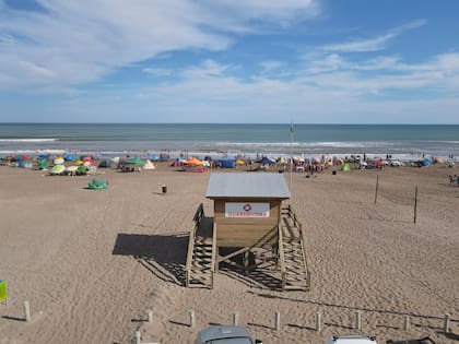 Las playas son amplísimas y están enmarcadas por médanos y una vegetación frondosa de siempre verdes y pinos. 