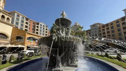 Las plazas de la Perla recuerdan a rincones de la Europa mediterránea