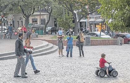 Las plazas, punto de encuentro y paseo cotidiano para vecinos y visitantes