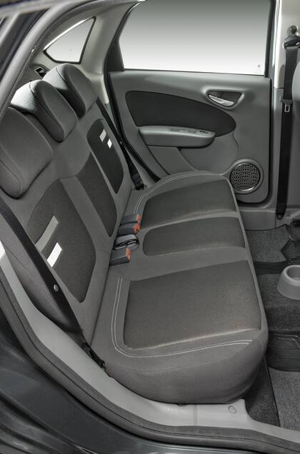 Las plazas traseras brindan buen espacio para las piernas y la altura de pasajeros adultos