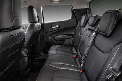 Las plazas traseras de la Fiat Toro Freedom ofrecen buen espacio para los pasajeros