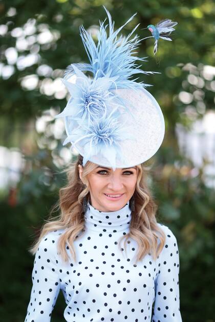 Las plumas y los tonos pastel fueron favoritos a la hora de diseñar los fascinators para el evento.