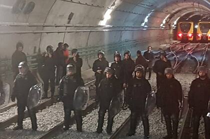 Las policías en las vías de la estación Las Heras de la línea H.